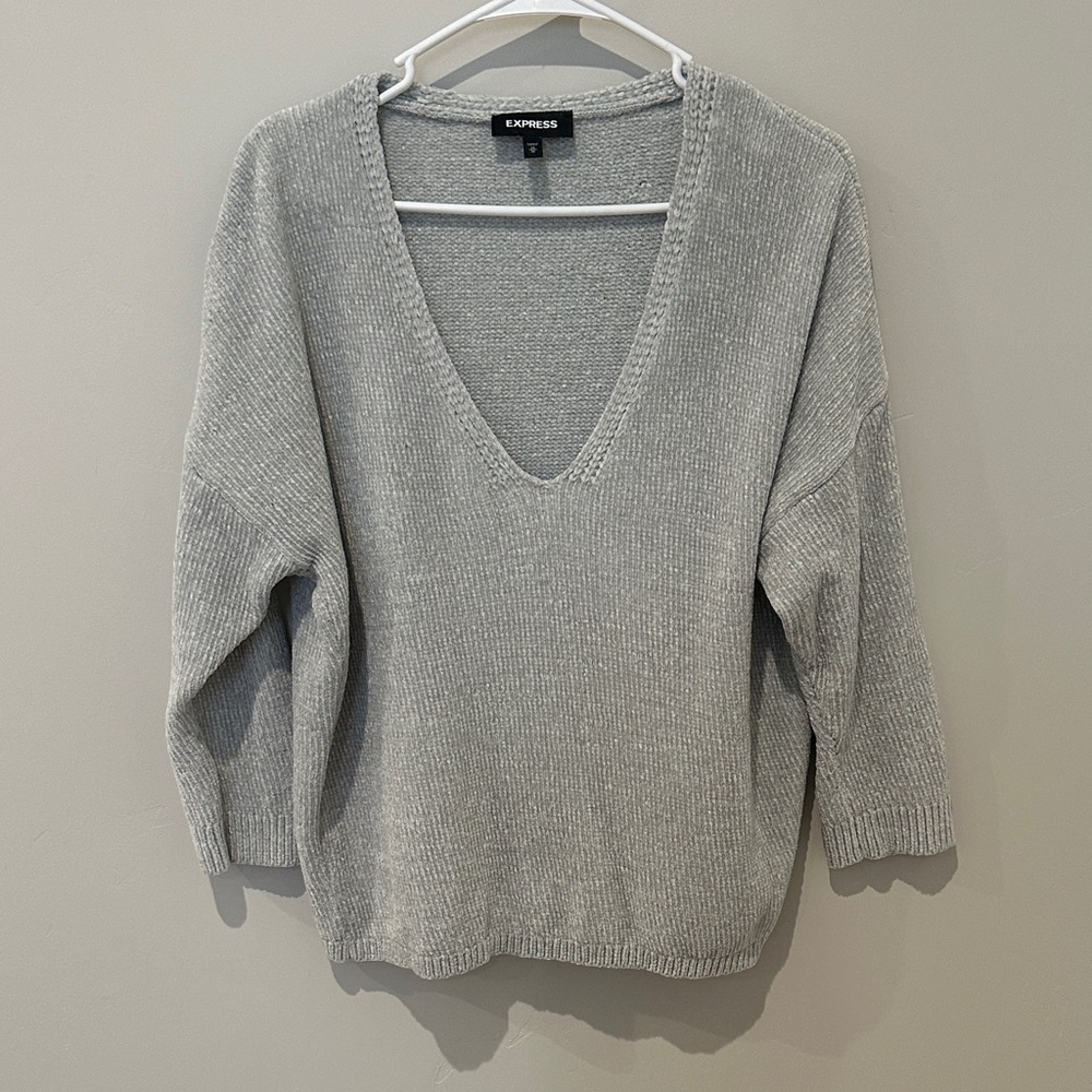 Express Women's Light Gray V-Neck Sweater